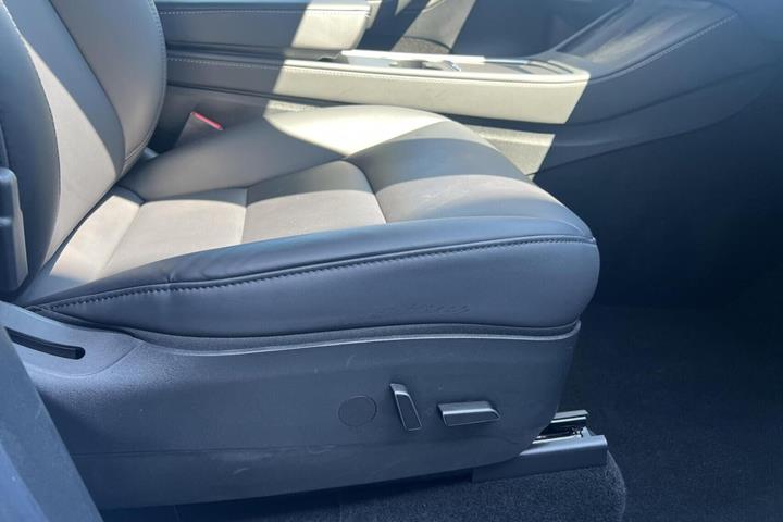 Hvid Tesla Model Y fra 2022