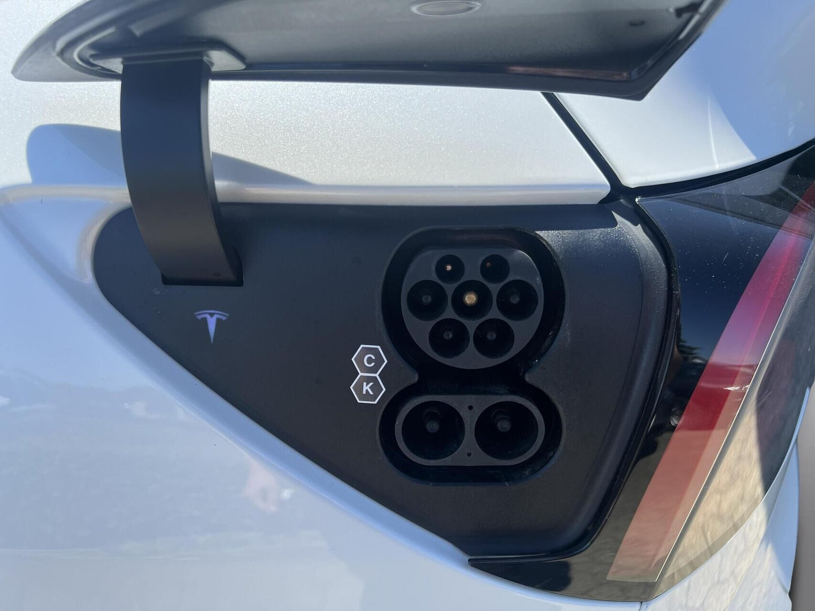Hvid Tesla Model Y fra 2022