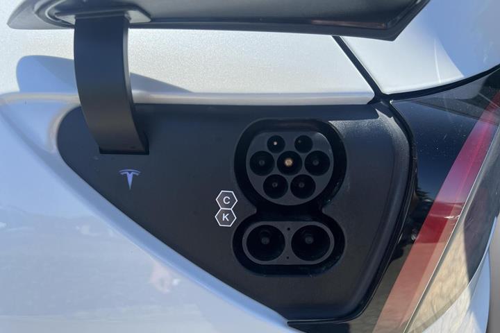 Hvid Tesla Model Y fra 2022