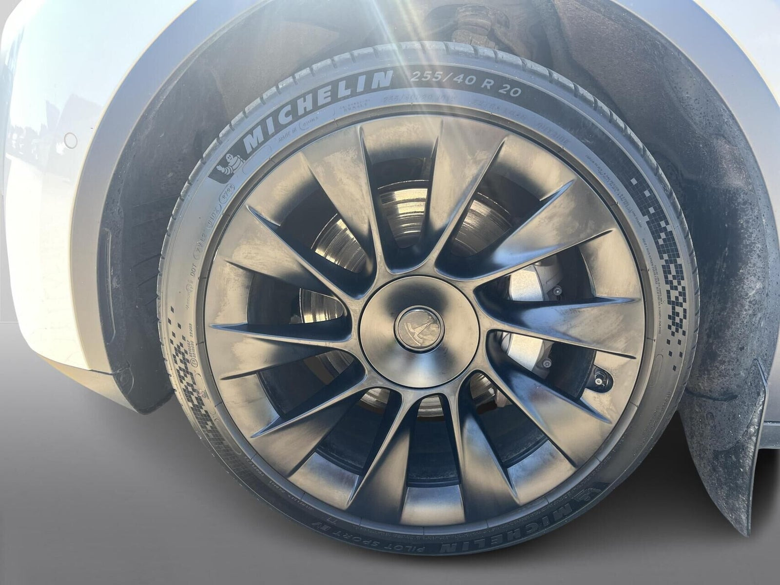 Hvid Tesla Model Y fra 2022