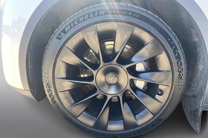 Hvid Tesla Model Y fra 2022