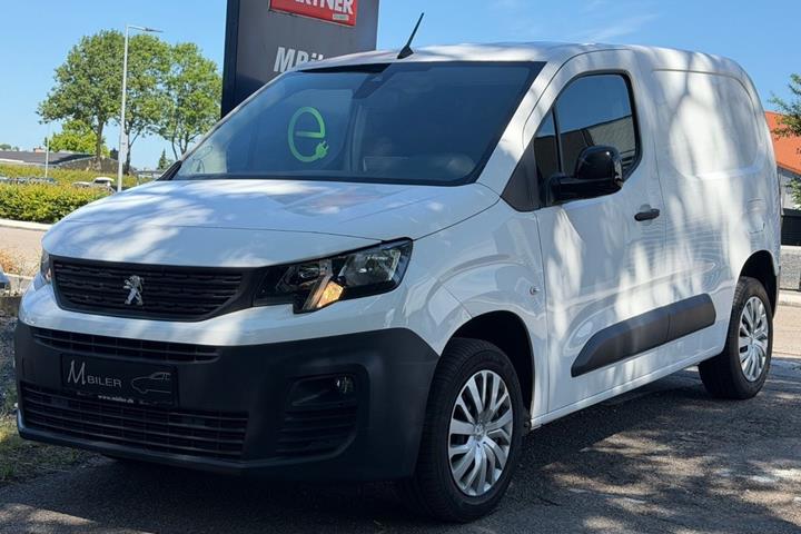 Hvid Peugeot Partner fra 2023 set udefra