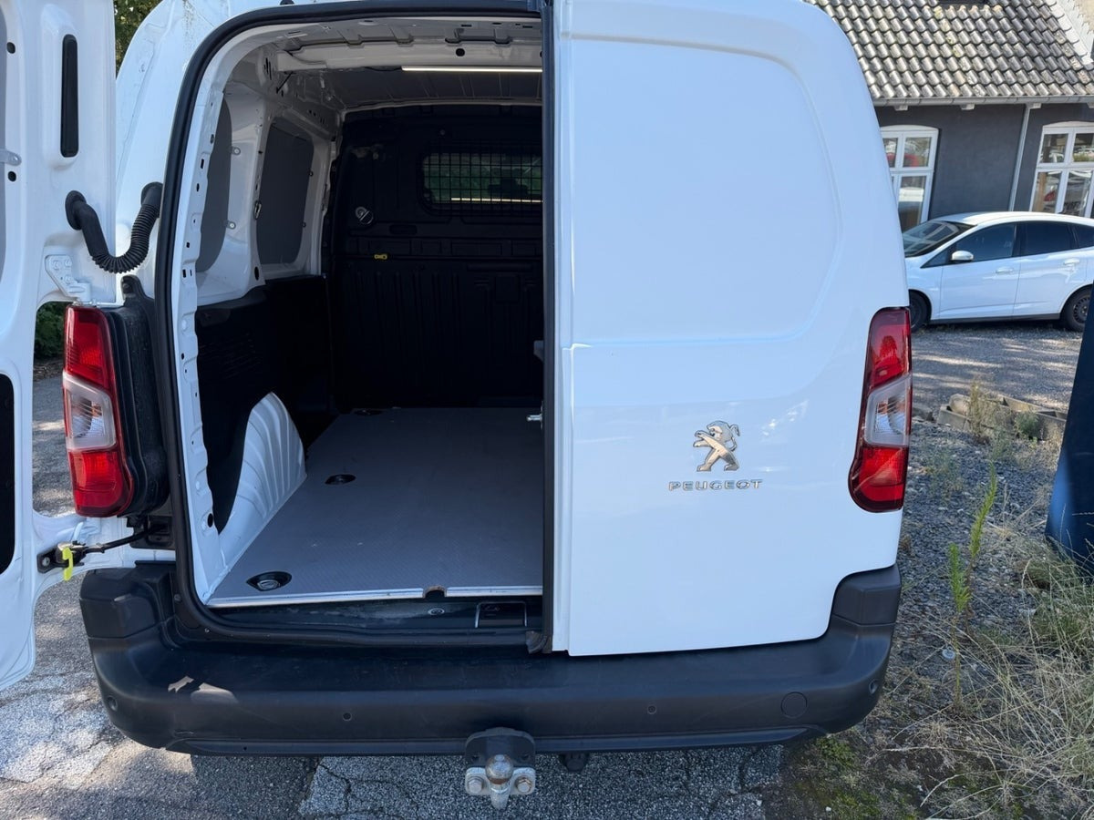 Hvid Peugeot Partner fra 2023