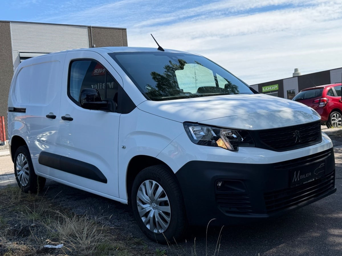 Hvid Peugeot Partner fra 2023
