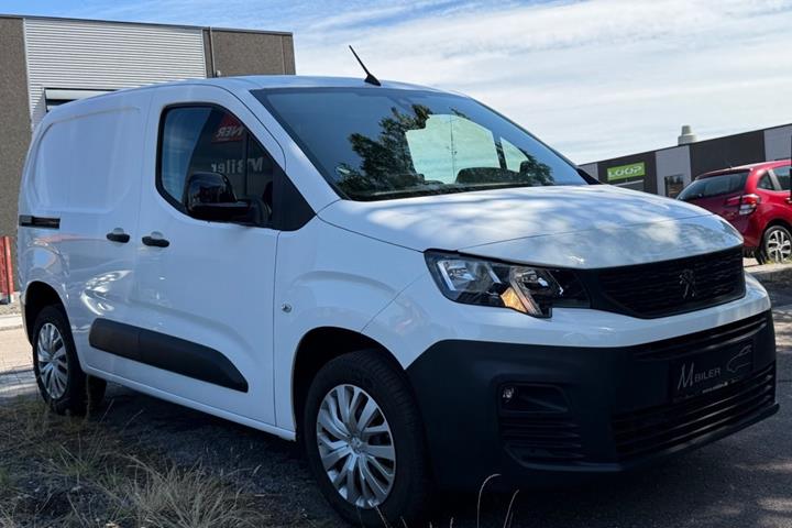 Hvid Peugeot Partner fra 2023