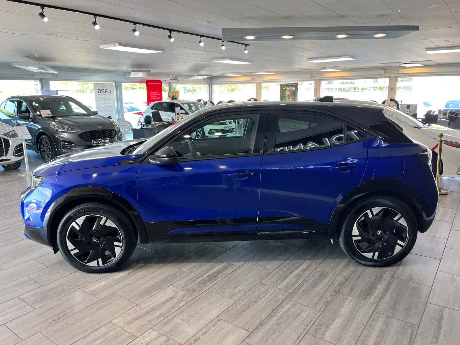 Blå Opel Mokka-e fra 2025
