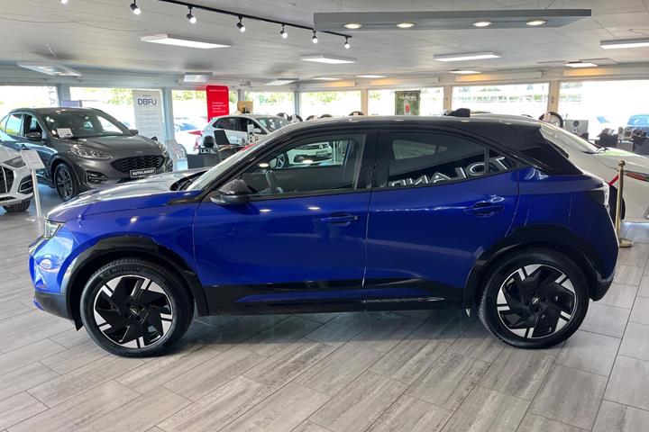 Blå Opel Mokka-e fra 2025