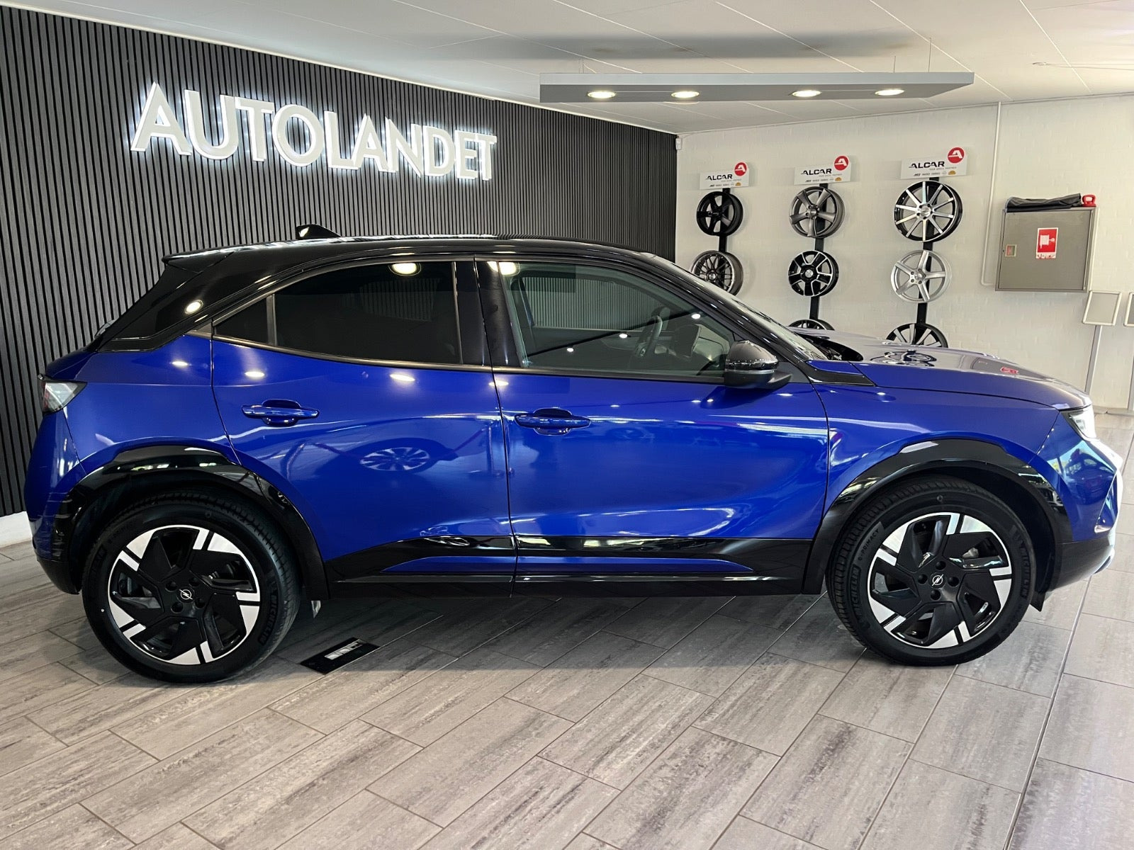 Blå Opel Mokka-e fra 2025