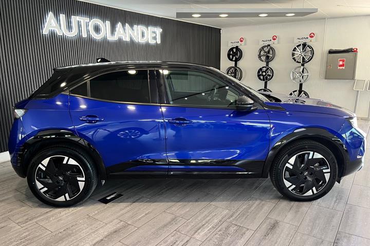 Blå Opel Mokka-e fra 2025