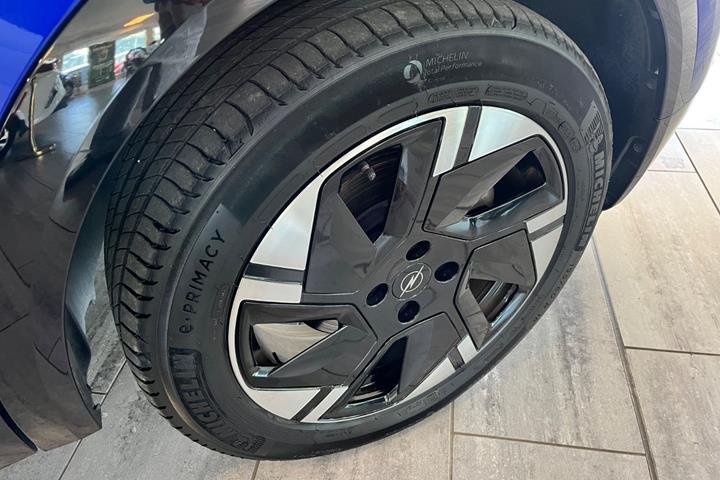Blå Opel Mokka-e fra 2025