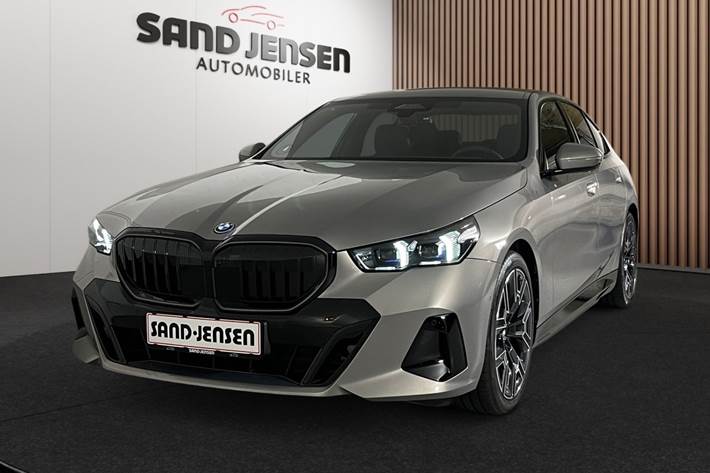 Grå BMW i5 fra 2026 set udefra