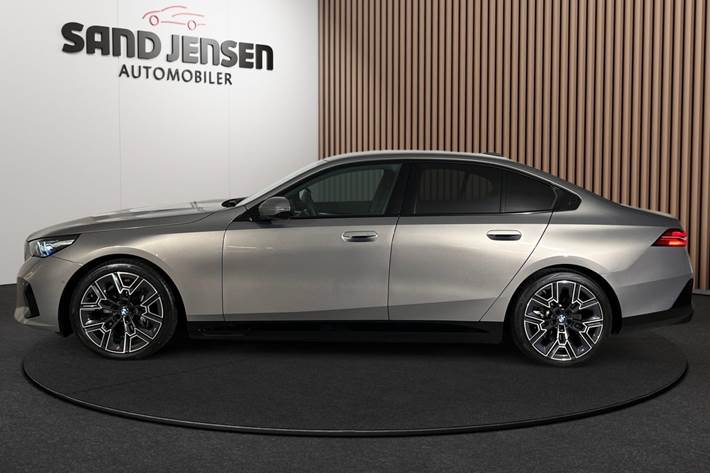 Grå BMW i5 fra 2026