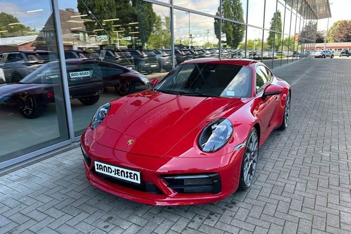 Rød Porsche 911 Carrera 4S fra 2024
