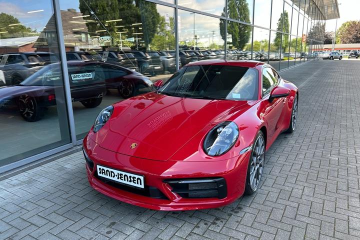 Rød Porsche 911 Carrera 4S fra 2024