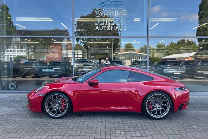 Rød Porsche 911 Carrera 4S fra 2024