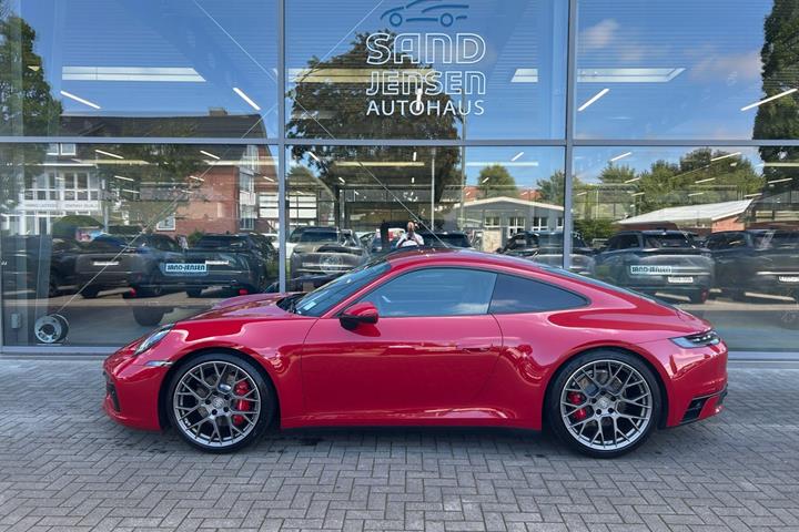 Rød Porsche 911 Carrera 4S fra 2024