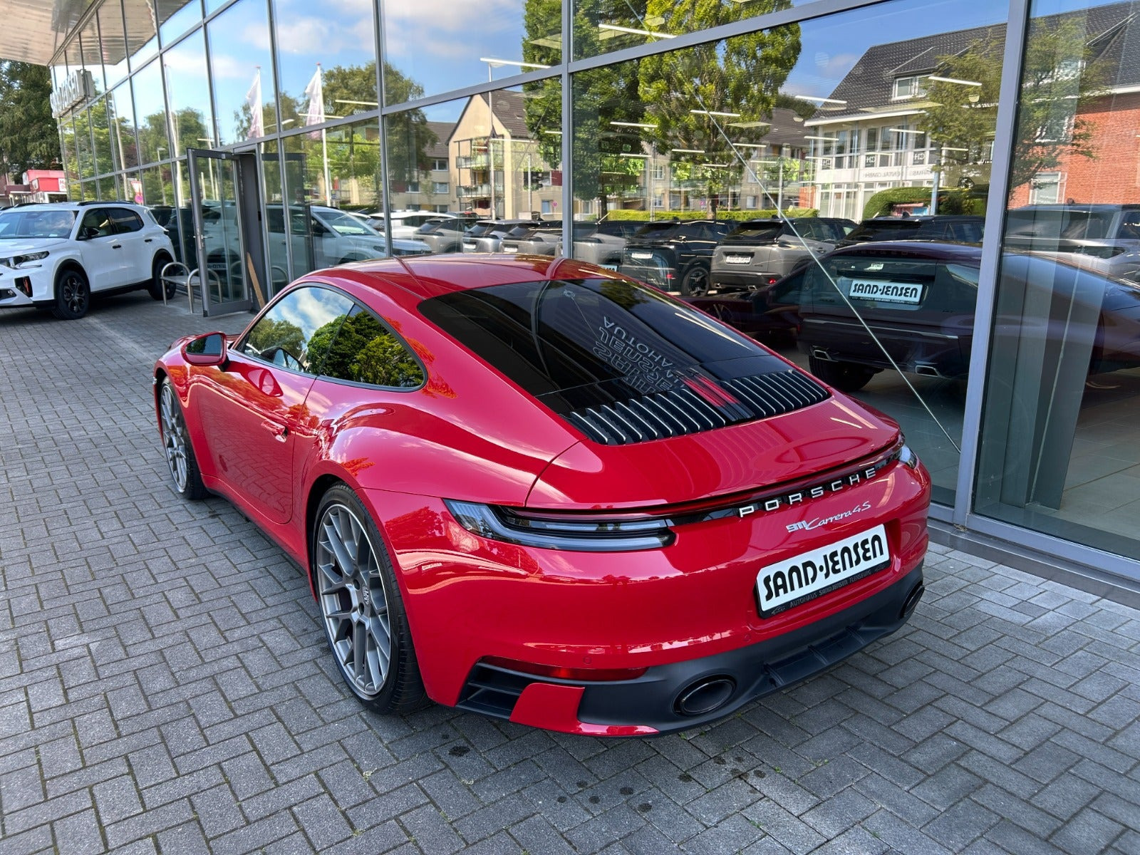 Rød Porsche 911 Carrera 4S fra 2024
