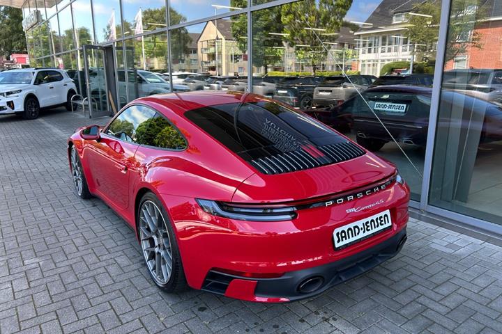 Rød Porsche 911 Carrera 4S fra 2024