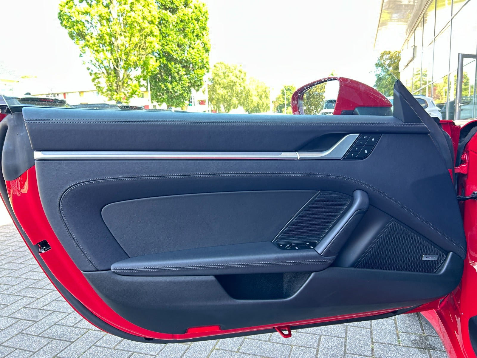 Rød Porsche 911 Carrera 4S fra 2024