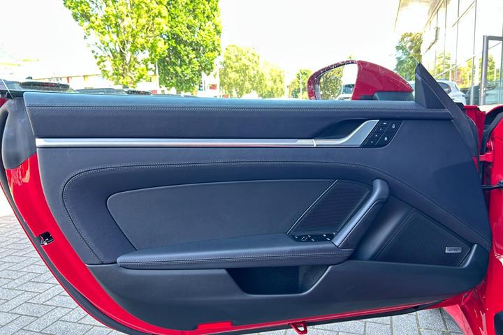 Rød Porsche 911 Carrera 4S fra 2024
