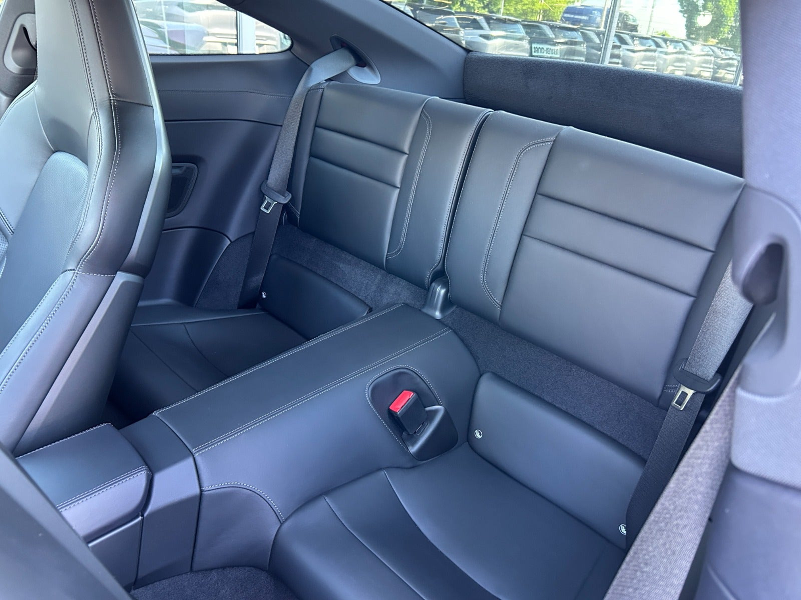 Rød Porsche 911 Carrera 4S fra 2024