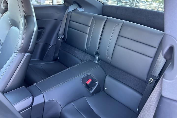 Rød Porsche 911 Carrera 4S fra 2024