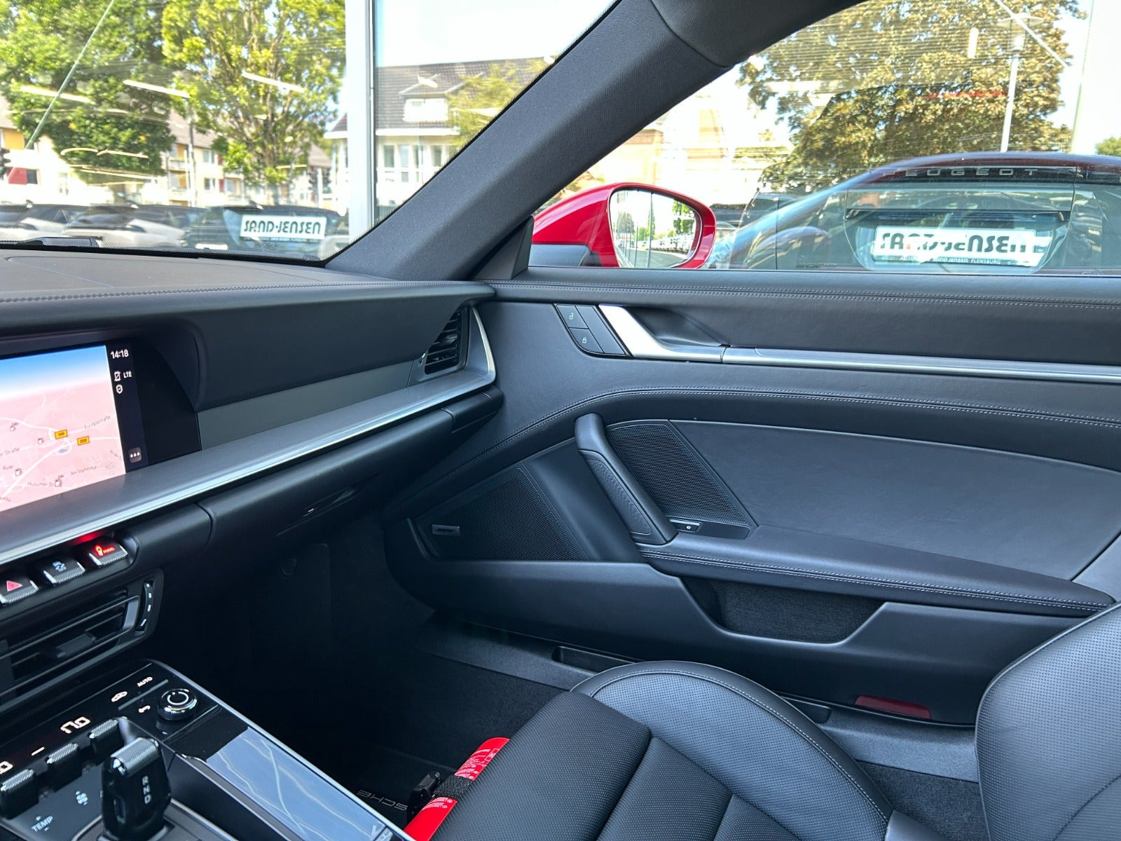 Rød Porsche 911 Carrera 4S fra 2024