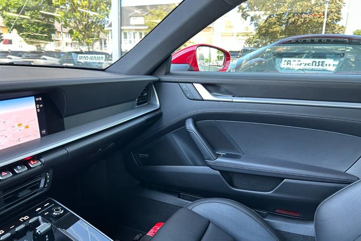 Rød Porsche 911 Carrera 4S fra 2024