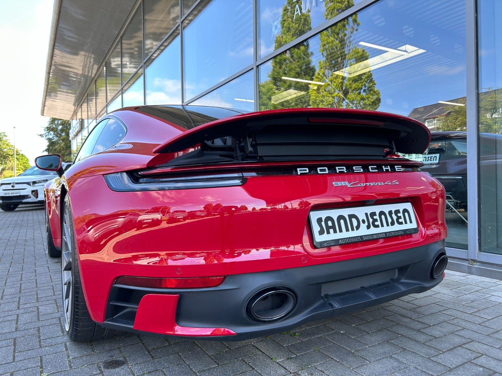 Rød Porsche 911 Carrera 4S fra 2024