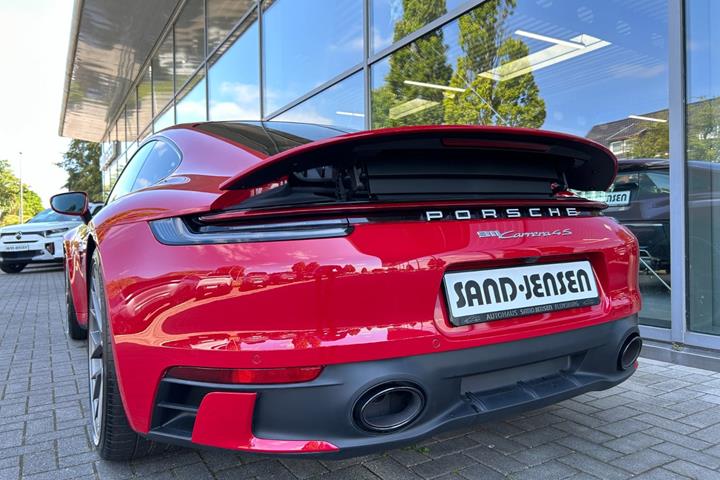 Rød Porsche 911 Carrera 4S fra 2024