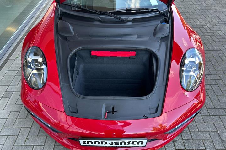 Rød Porsche 911 Carrera 4S fra 2024
