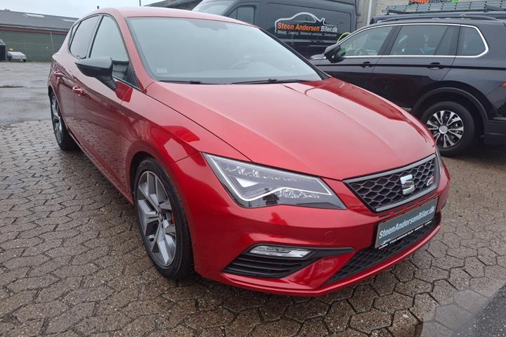 Rød Seat Leon fra 2017 set udefra