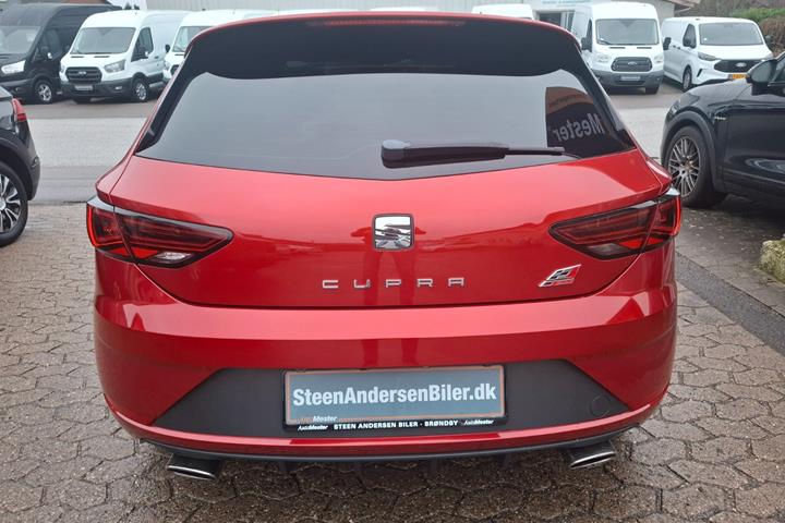 Rød Seat Leon fra 2017