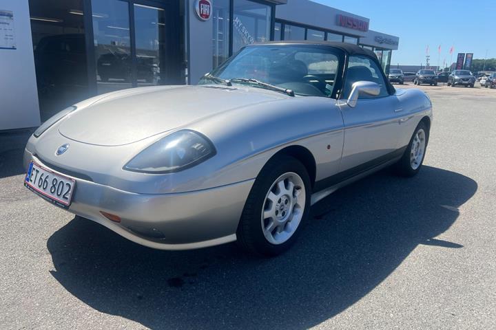 Sølv Fiat Barchetta fra 2002 set udefra