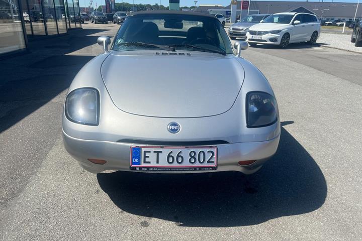 Sølv Fiat Barchetta fra 2002 set udefra