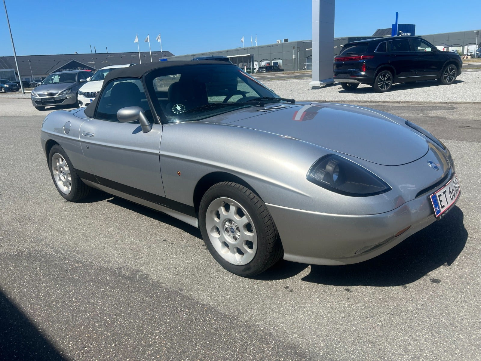 Sølv Fiat Barchetta fra 2002 set udefra