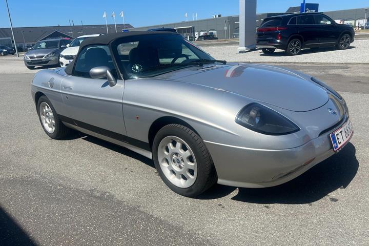 Sølv Fiat Barchetta fra 2002 set udefra
