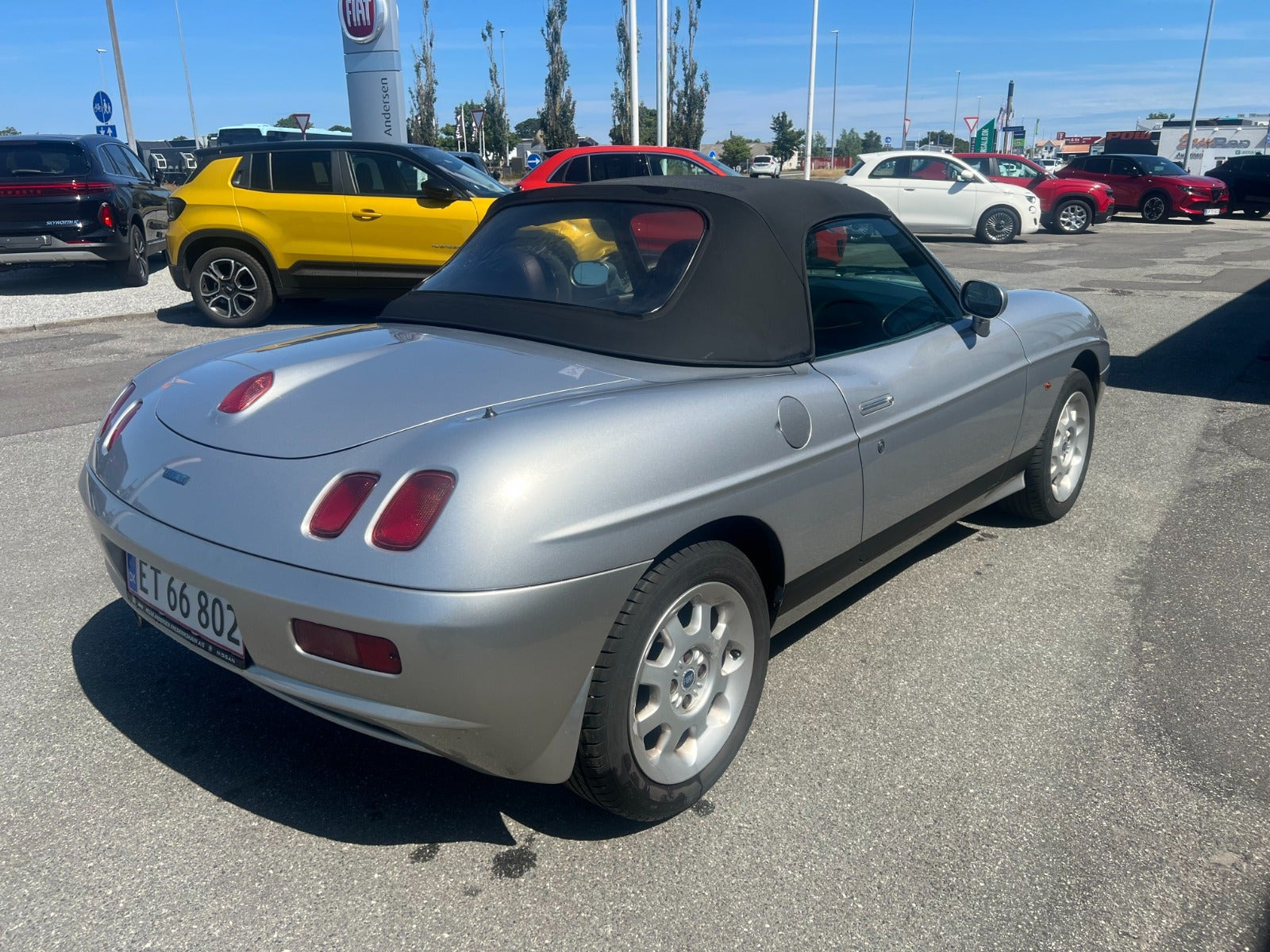 Sølv Fiat Barchetta fra 2002 set udefra