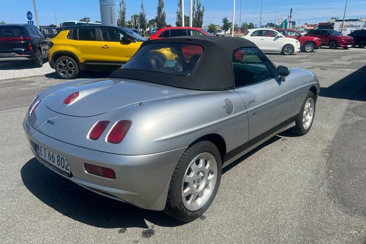 Sølv Fiat Barchetta fra 2002 set udefra