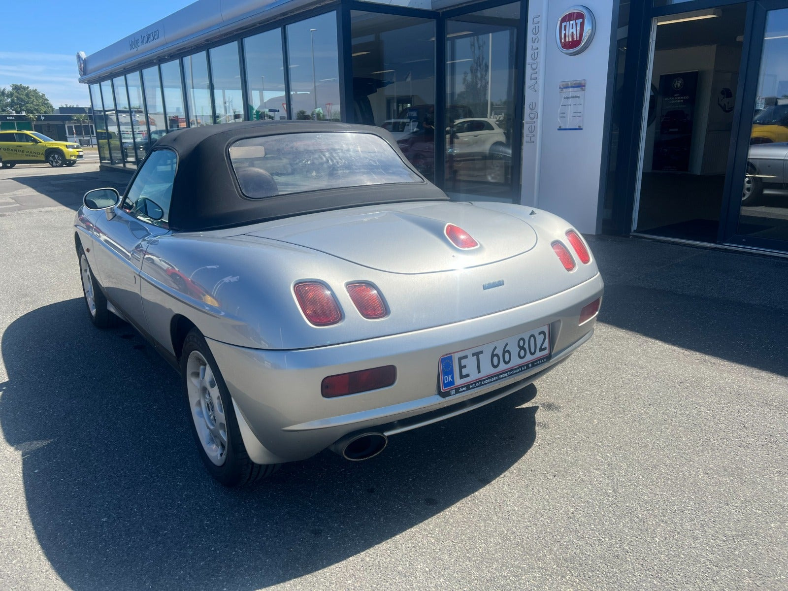Sølv Fiat Barchetta fra 2002 set udefra