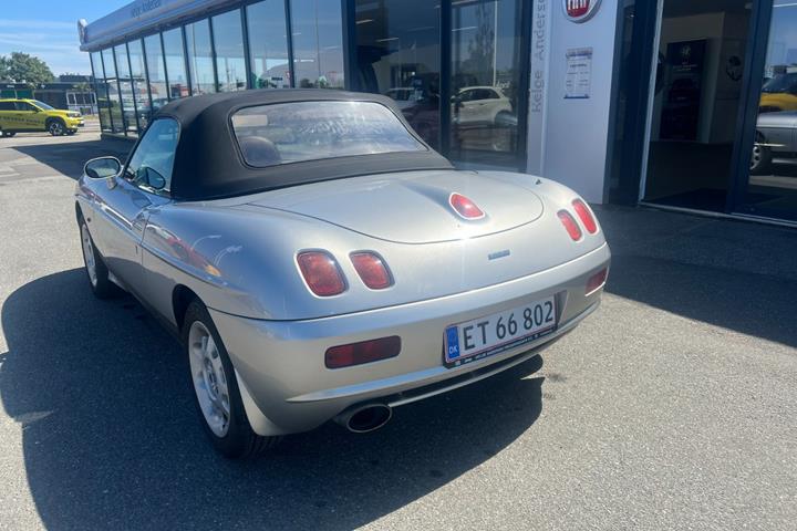 Sølv Fiat Barchetta fra 2002 set udefra