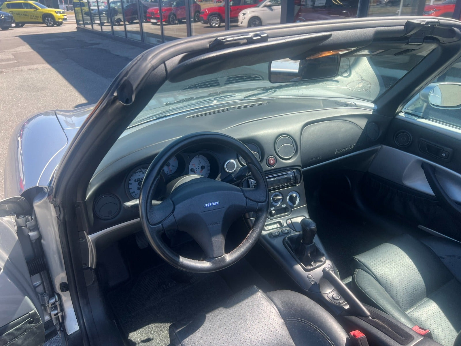 Sølv Fiat Barchetta fra 2002 set indefra