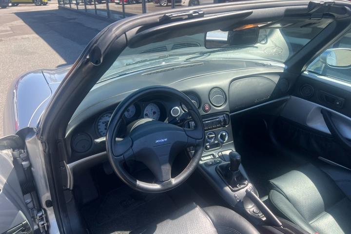 Sølv Fiat Barchetta fra 2002 set indefra