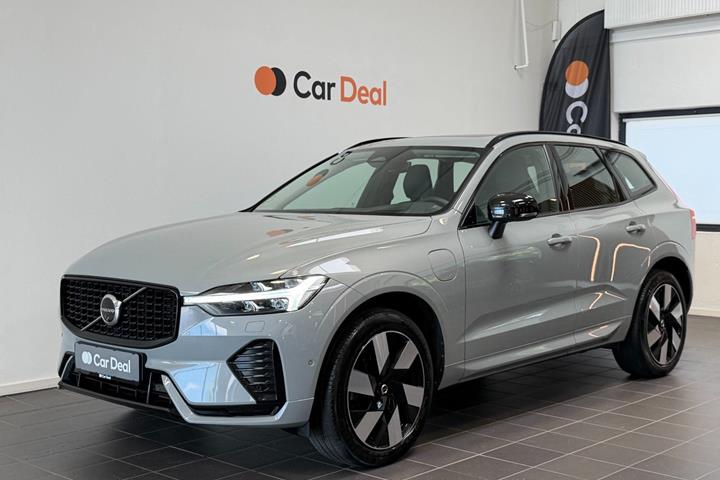 Grå Volvo XC60 fra 2023 set udefra