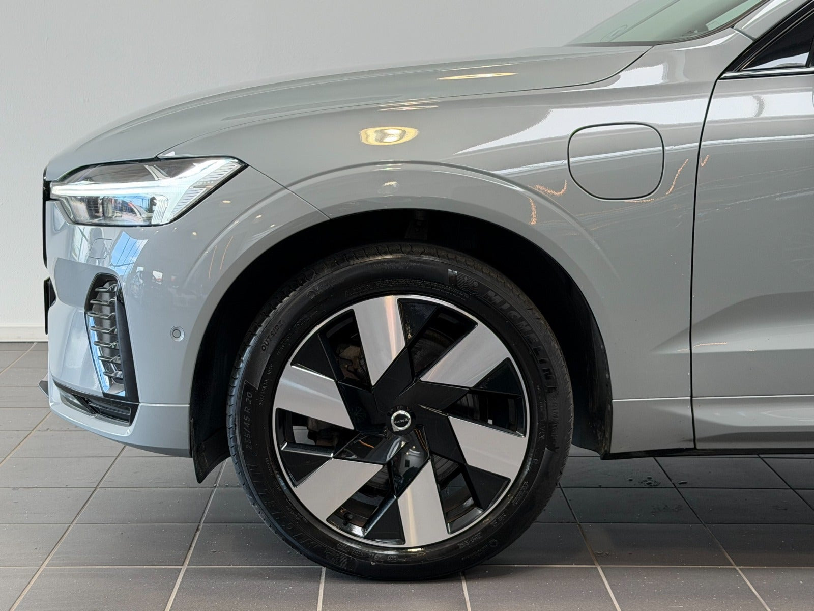 Grå Volvo XC60 fra 2023