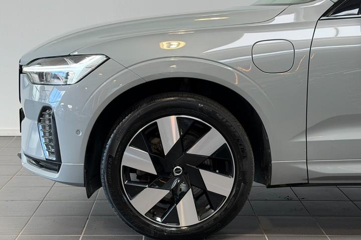 Grå Volvo XC60 fra 2023