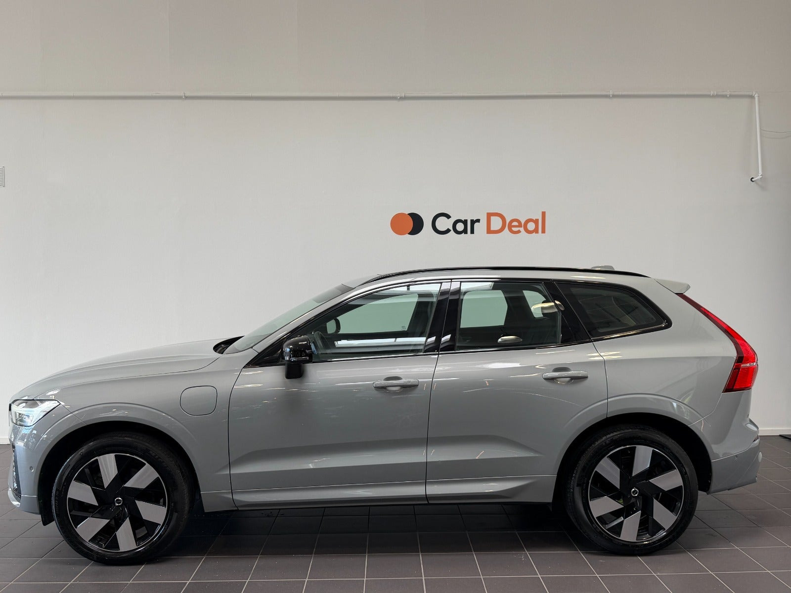 Grå Volvo XC60 fra 2023