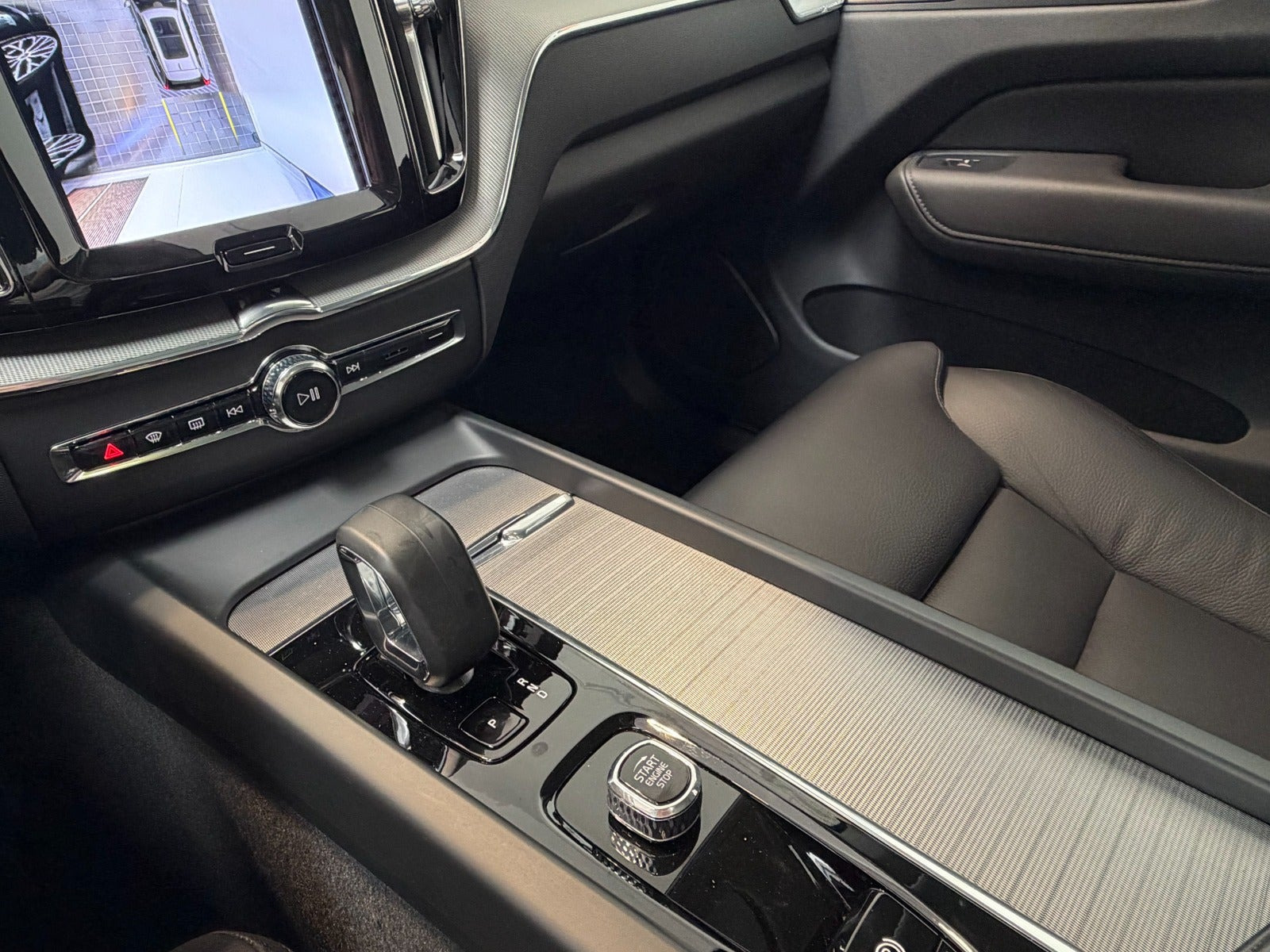 Grå Volvo XC60 fra 2023