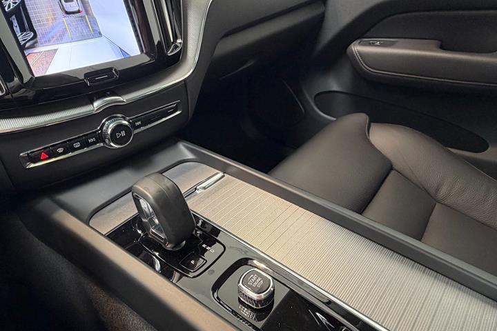 Grå Volvo XC60 fra 2023