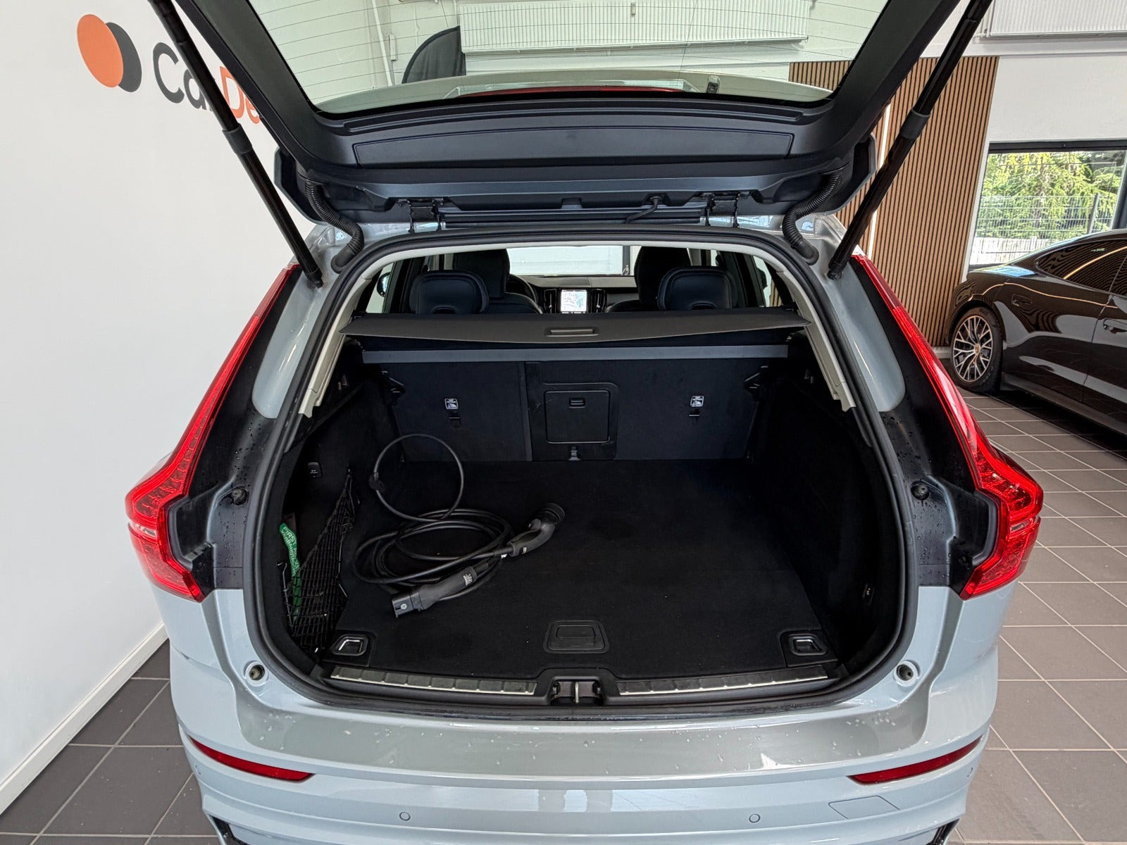 Grå Volvo XC60 fra 2023